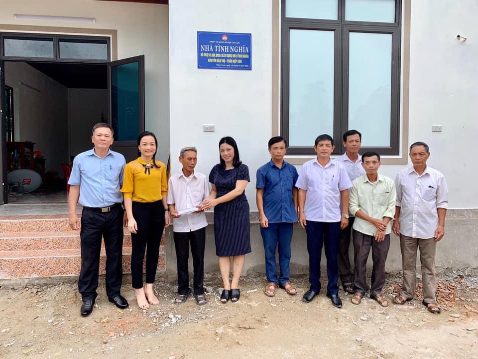 MTTQ huyện Can Lộc bàn giao nhà tình nghĩa cho hộ chính sách có hoàn cảnh khó khăn.