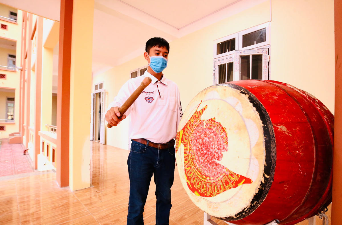 Tiếng trống trường được vang lên tại Trường THCS Phú Châu sau thời gian dài trường học phải tạm dừng mở cửa do dịch bệnh.