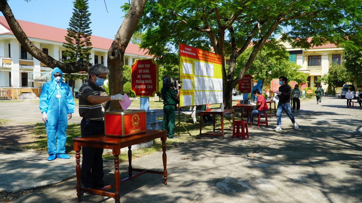 Công dân bỏ phiếu bầu vào hòm phiếu.