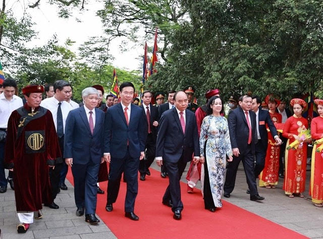 Chủ tịch nước Nguyễn Xuân Phúc và các lãnh đạo Đảng, Nhà nước, MTTQ Việt Nam chuẩn bị dâng hương các Vua Hùng tại điện Kính Thiên (đền Thượng). 