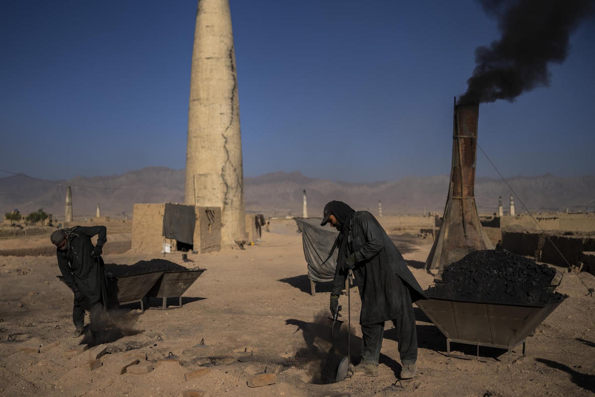 Người lao động Afghanistan làm việc tại một nhà máy gạch ở Deh Sabz, ngoại ô thủ đô Kabul (26/9/2021). Ảnh: AP.