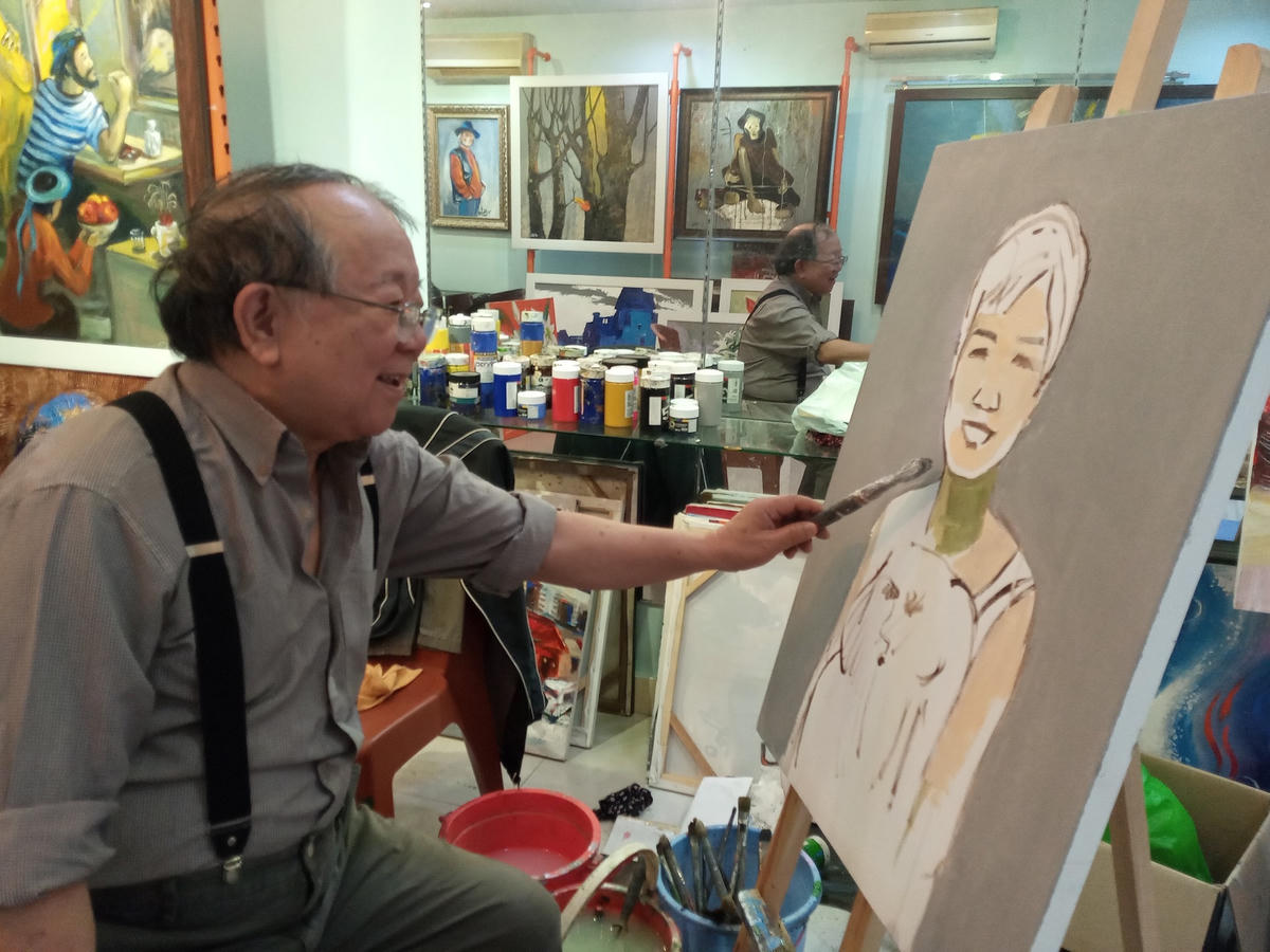 Họa sĩ Doãn Châu vẽ tranh chân dung.
