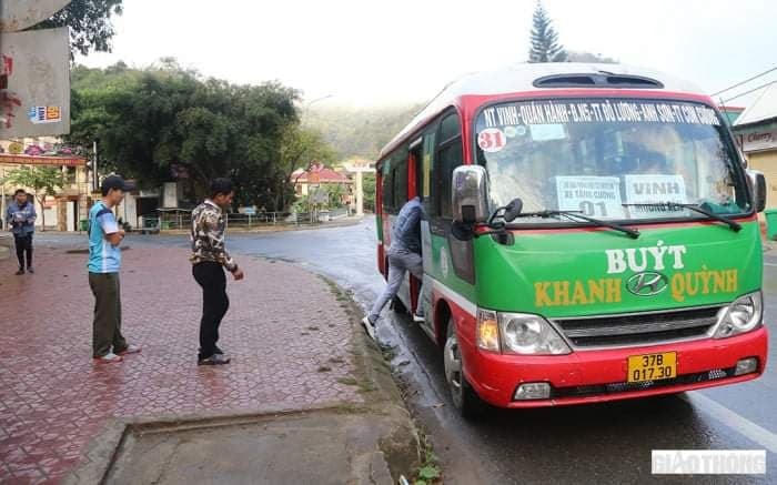 Từ 5h sáng ngày 5/3, Sở GTVT đã điều 1 xe buýt của hãng Khanh Quỳnh tăng cường lên huyện Kỳ Sơn để phục vụ người dân đi lại.