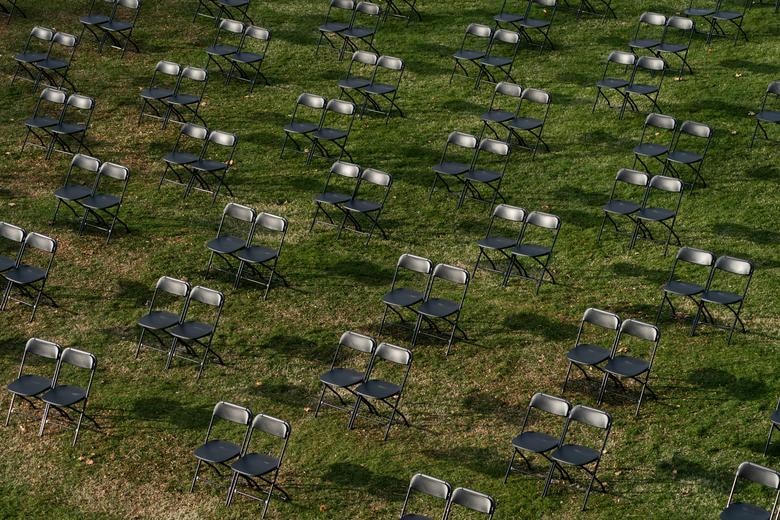 Ghế được đặt cách xa nhau trong buổi diễn tập.