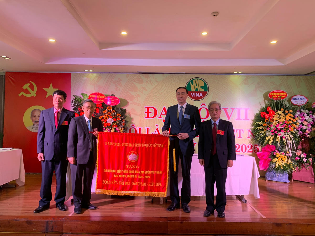 Phó Chủ tịch UBTƯ MTTQ Việt Nam Phùng Khánh Tài tặng bức trướng cho Đại hội.