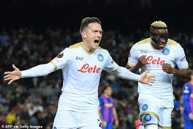 Zielinski ăn mừng bàn thắng vào lưới Barcelona.