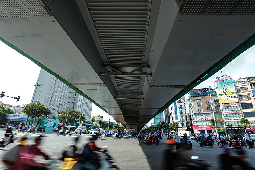 Công trình được xây dựng có trụ cầu thiết kế dạng chữ T, mố cầu thiết kế dạng chữ U. Tổng chiều dài của cầu là 278m, rộng 16m.