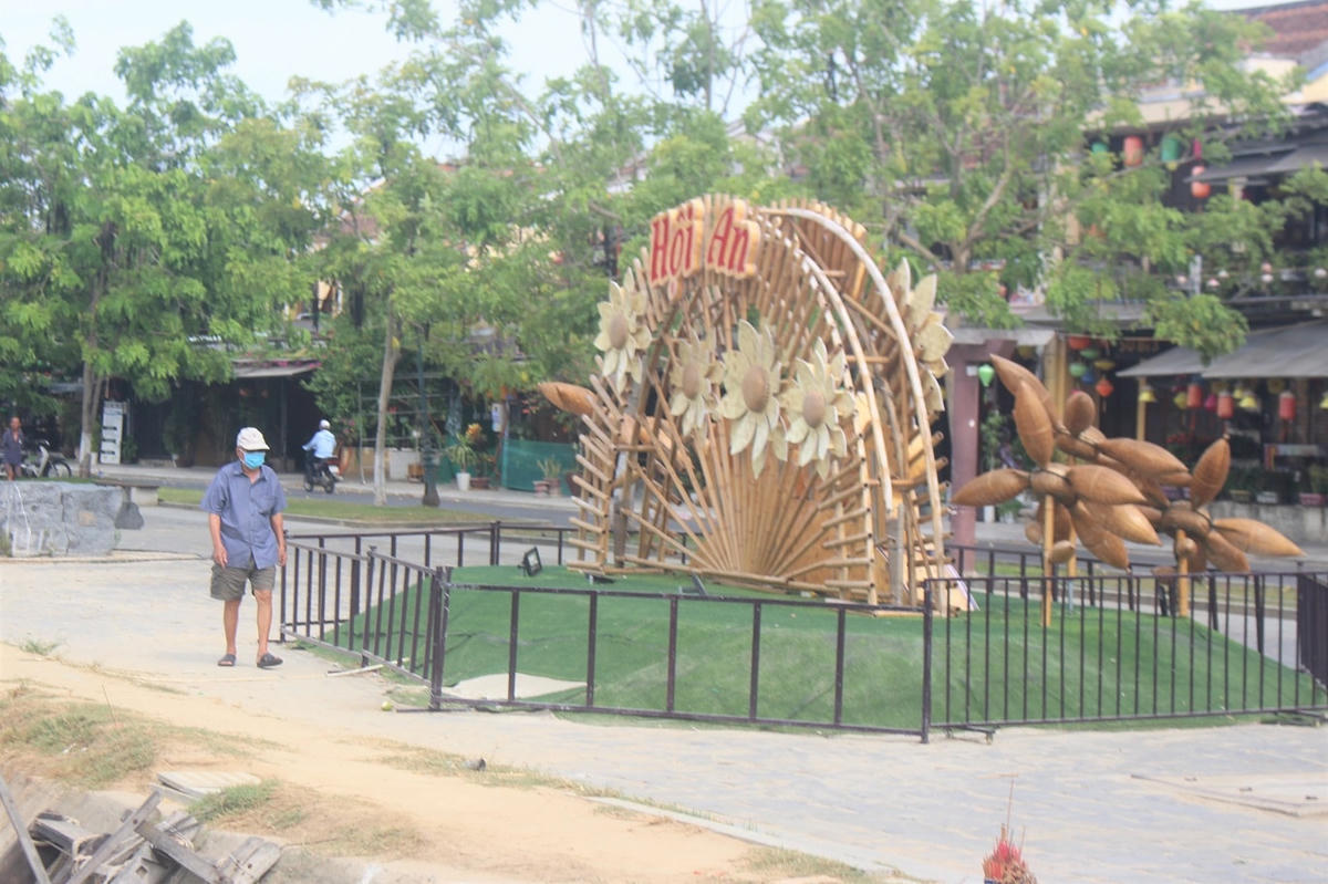 Một vài người dân khu phố An Hội đi dạo.