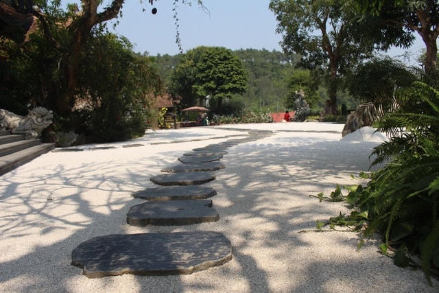 Điểm nhấn là phần sân trước khuôn viên chùa được trải sỏi màu trắng. Sỏi trắng mang ý nghĩa của sự thiền định, dạo quanh khuôn viên, nhìn những viên sỏi trắng tinh khiến lòng người trở nên thanh thoát.  