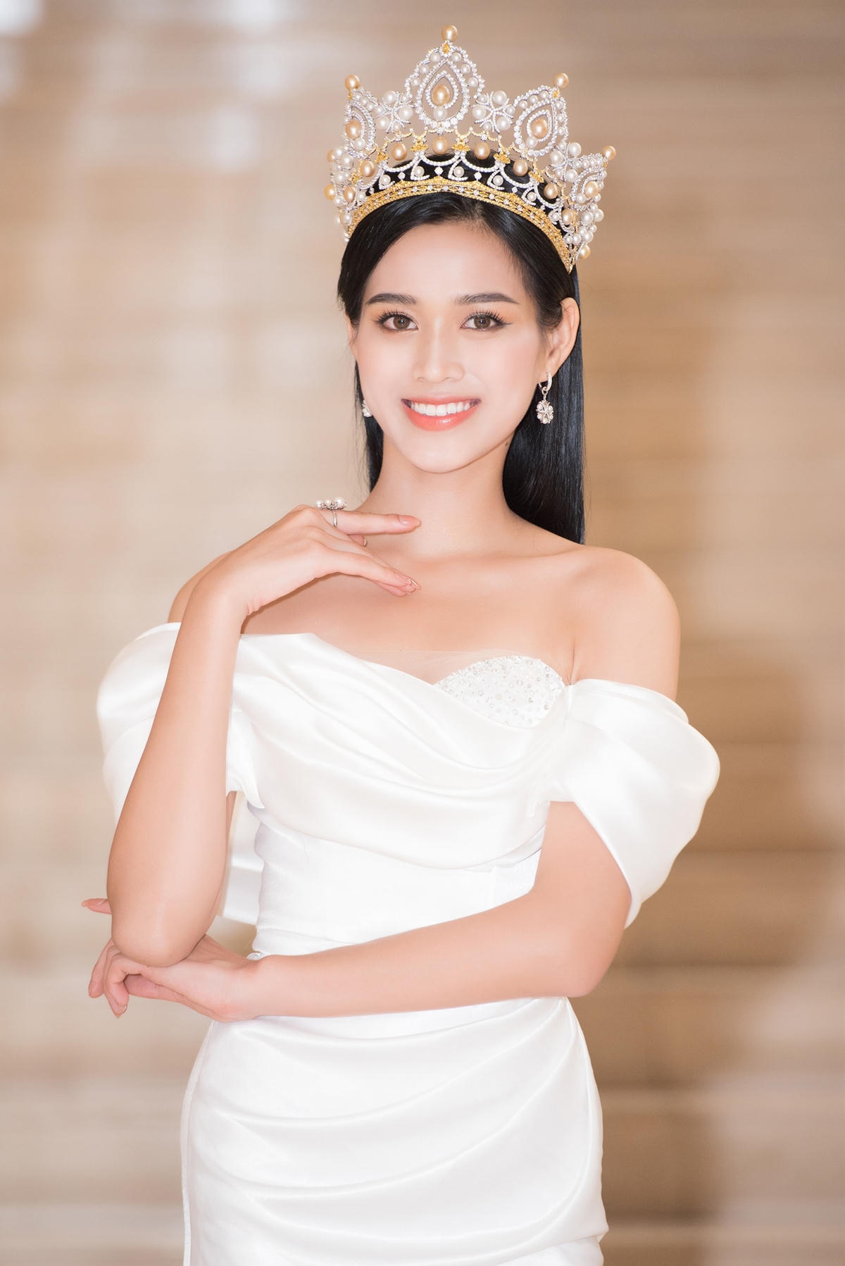 Tân hoa hậu sở hữu vẻ đẹp trong trẻo, nụ cười duyên dáng cùng ngoại hình nổi bật.