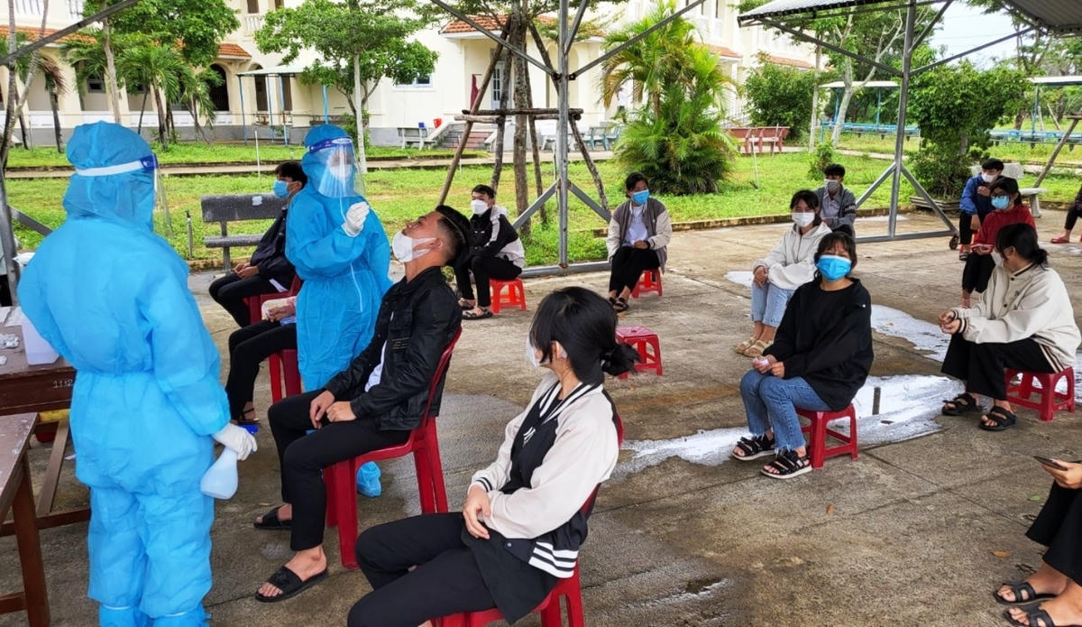 Ngành y tế Quảng Nam lấy mẫu xét nghiệm Covid-19.