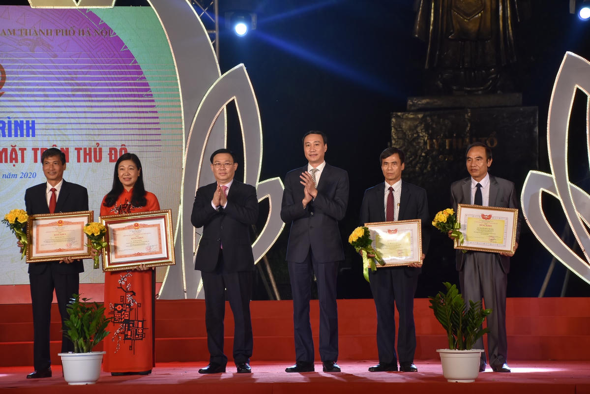 Trao tặng Bằng khen của Thủ tướng Chính phủ và Bằng khen của UBTƯ MTTQ Việt Nam cho các đại biểu tại buổi lễ.