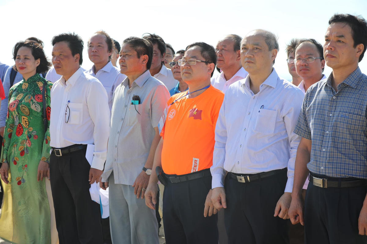 Thiêng liêng Lễ Thượng cờ&nbsp;trên đỉnh Lý Sơn