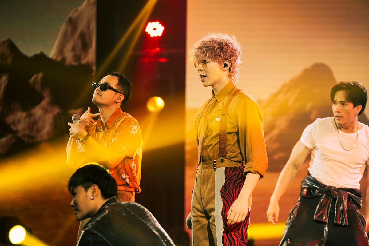 Sự xuất hiện bất ngờ của Master Khắc Hưng khiến cho phần trình diễn thêm cuốn hút.