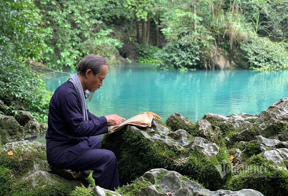 NSƯT Tiến Hợi đóng vai Bác Hồ bên suối Lê - Nin.