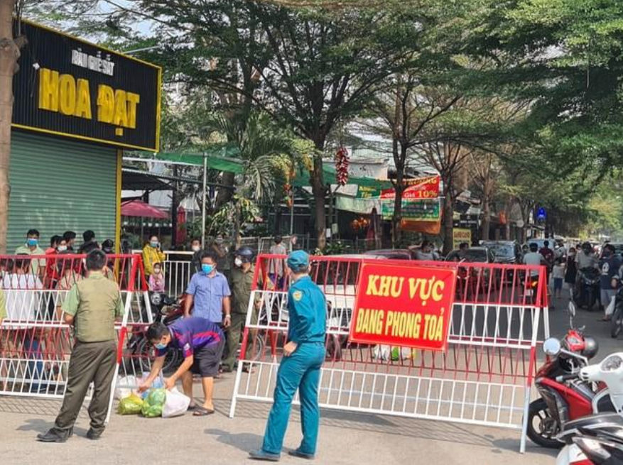 Khu chung cư Ehome 4 tại phường Vĩnh Phú hiện đang bị phong toả. Nguồn: Báo Tuỏi trẻ.