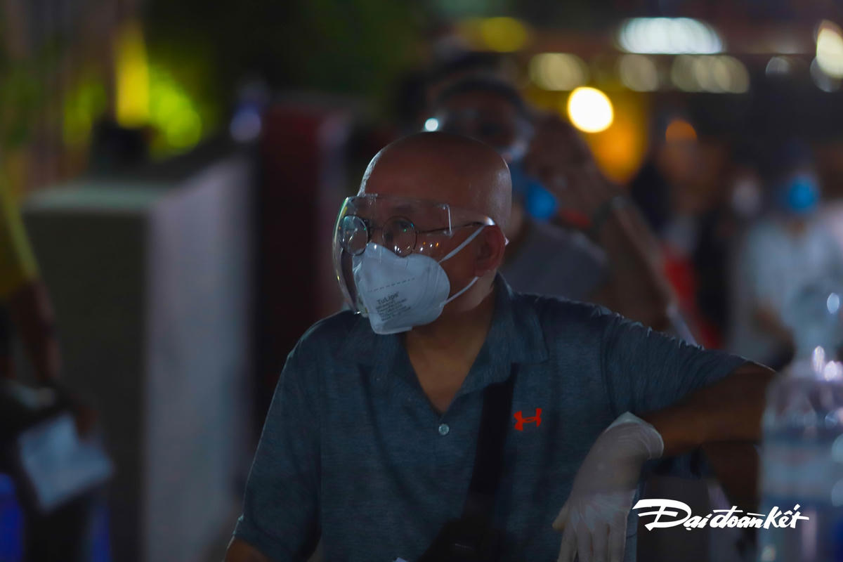 Người trên 65 tuổi trang bị bảo bộ phòng chống dịch khá kĩ.