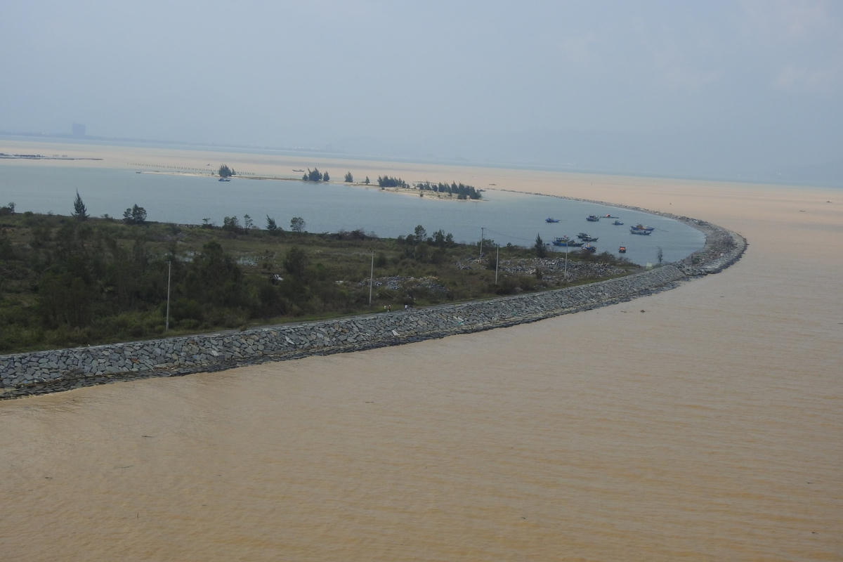 Vầng trăng khuyết hoang phế sau 13 năm. Ảnh B. Nguyên.