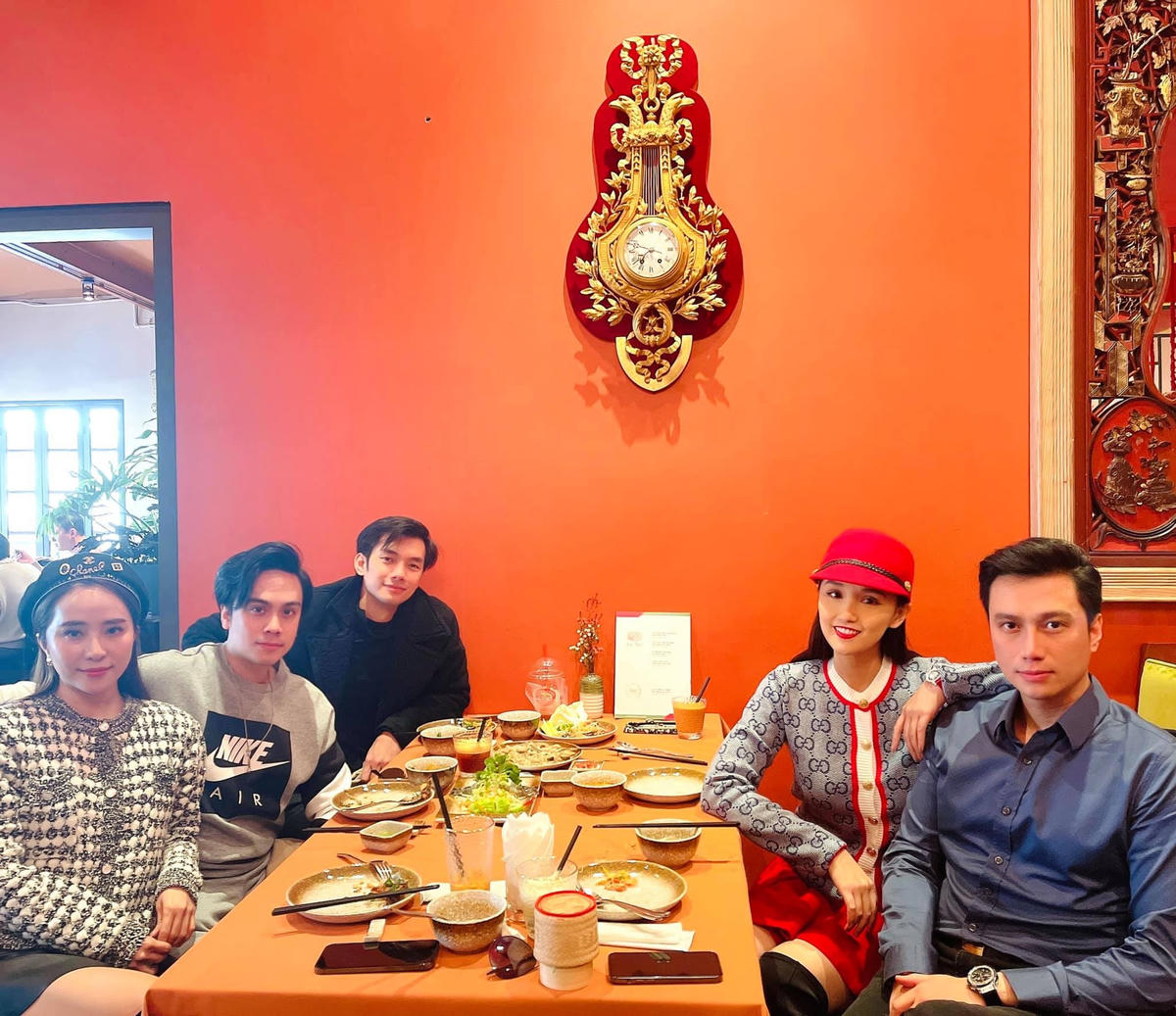 Gương mặt của diễn viên Việt Anh (phải) ngày càng thay đổi.