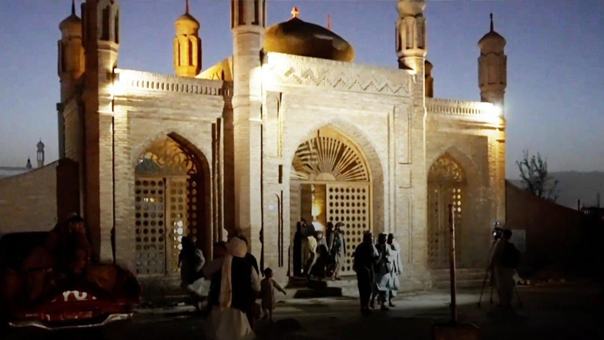 Các chiến binh Taliban canh gác tại lối vào của Nhà thờ Hồi giáo Eidgah sau một vụ nổ bom ở Kabul. Ảnh: NYtimes.