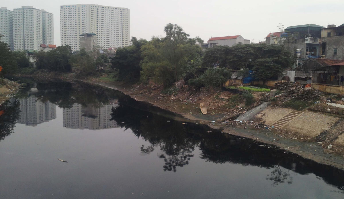 Nước sông Nhuệ đen kịt, bốc mùi hôi thối. Ảnh: Hà An.