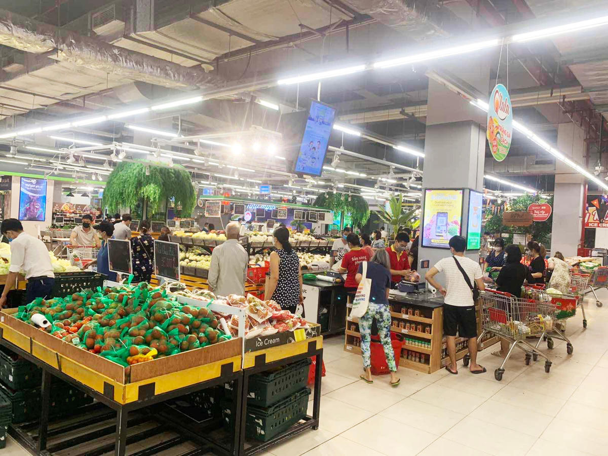 Khách hàng lựa chọn đồ thực phẩm tại hệ thống Vinmart Times City và Royal City.