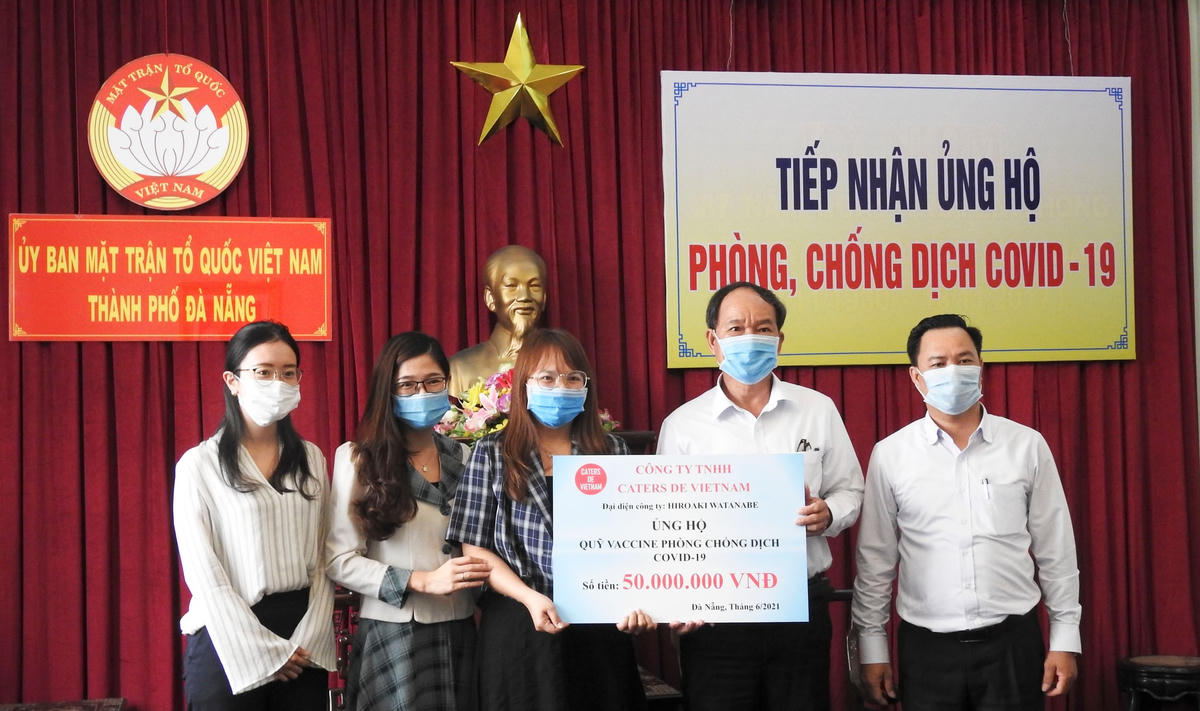 Công ty TNHH Caters De Viet Nam, ủng hộ  50 triệu đồng. Ảnh Thanh Tùng.