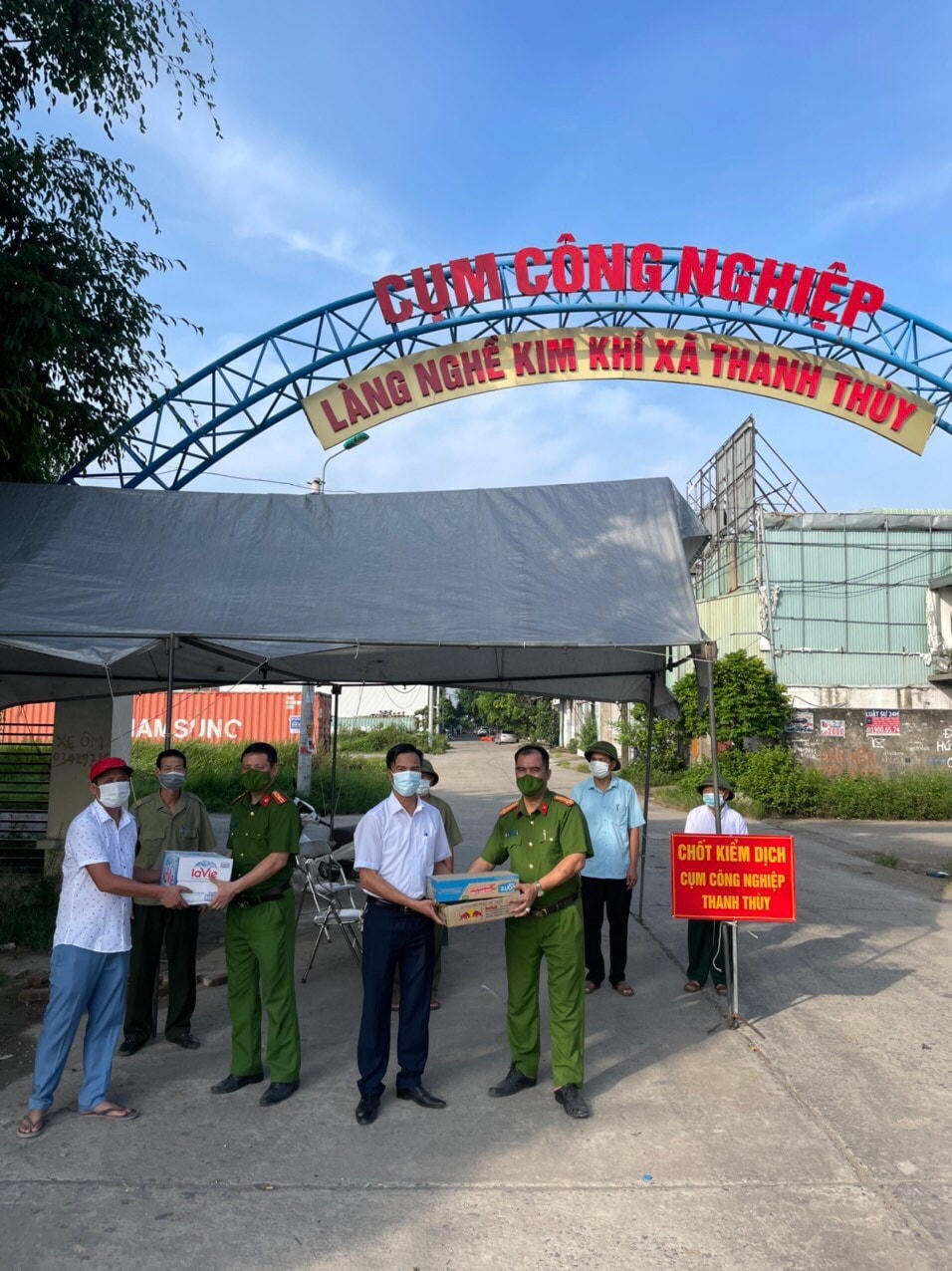 Lãnh đạo xã thăm hỏi, động viên và trao những món quà cho các đồng chí công an xã trực chốt tại điểm cụm công nghiệp trên địa bàn xã.