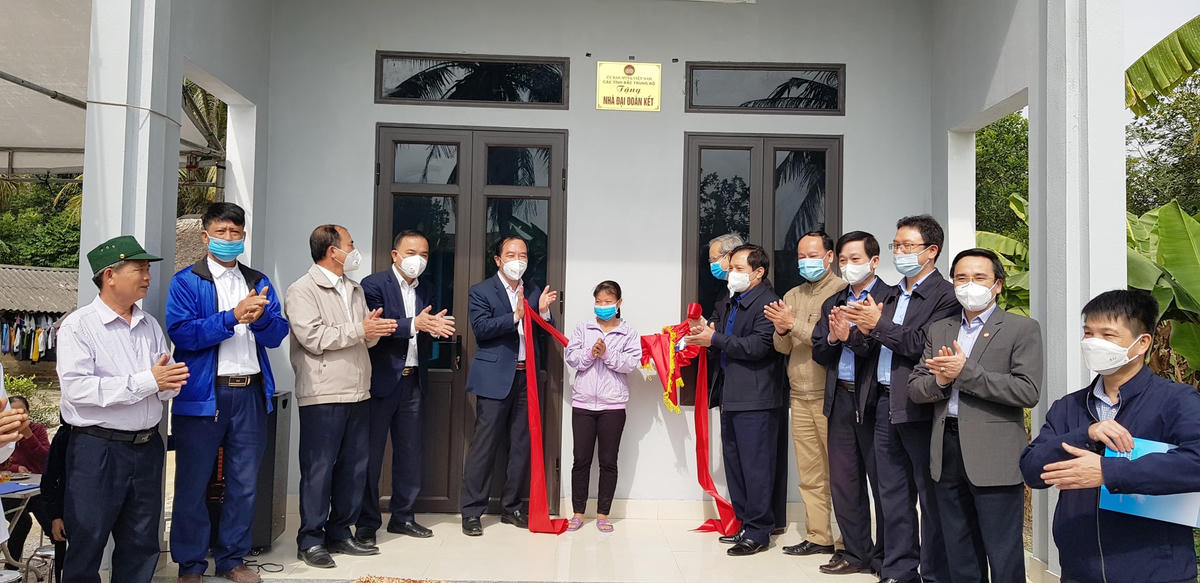 Ông Ngô Sách Thực, Phó Chủ tịch UBTƯ MTTQ Việt Nam trao nhà Đại đoàn kết cho hộ nghèo tại Thanh Hóa.