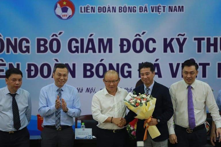 Lãnh đạo VFF và HLV Park Hang Seo chúc mừng tân Giám đốc kỹ thuật.