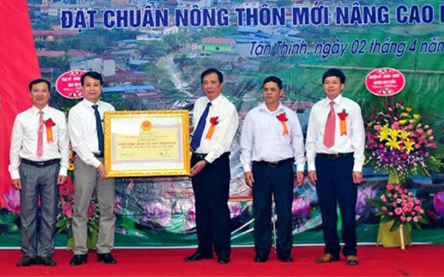 Đón nhận quyết định công nhận xã đạt chuẩn nông thôn mới nâng cao.