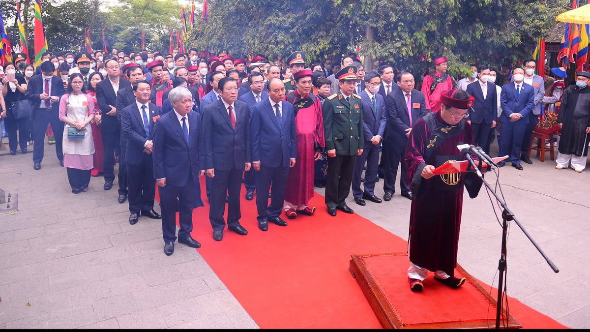 Chủ tịch nước và các lãnh đạo Đảng và Nhà nước dâng hương tại đền Thượng.