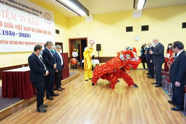 Các tiết mục văn nghệ chào mừng. (Ảnh: Hồng Kỳ/Vietnam+).