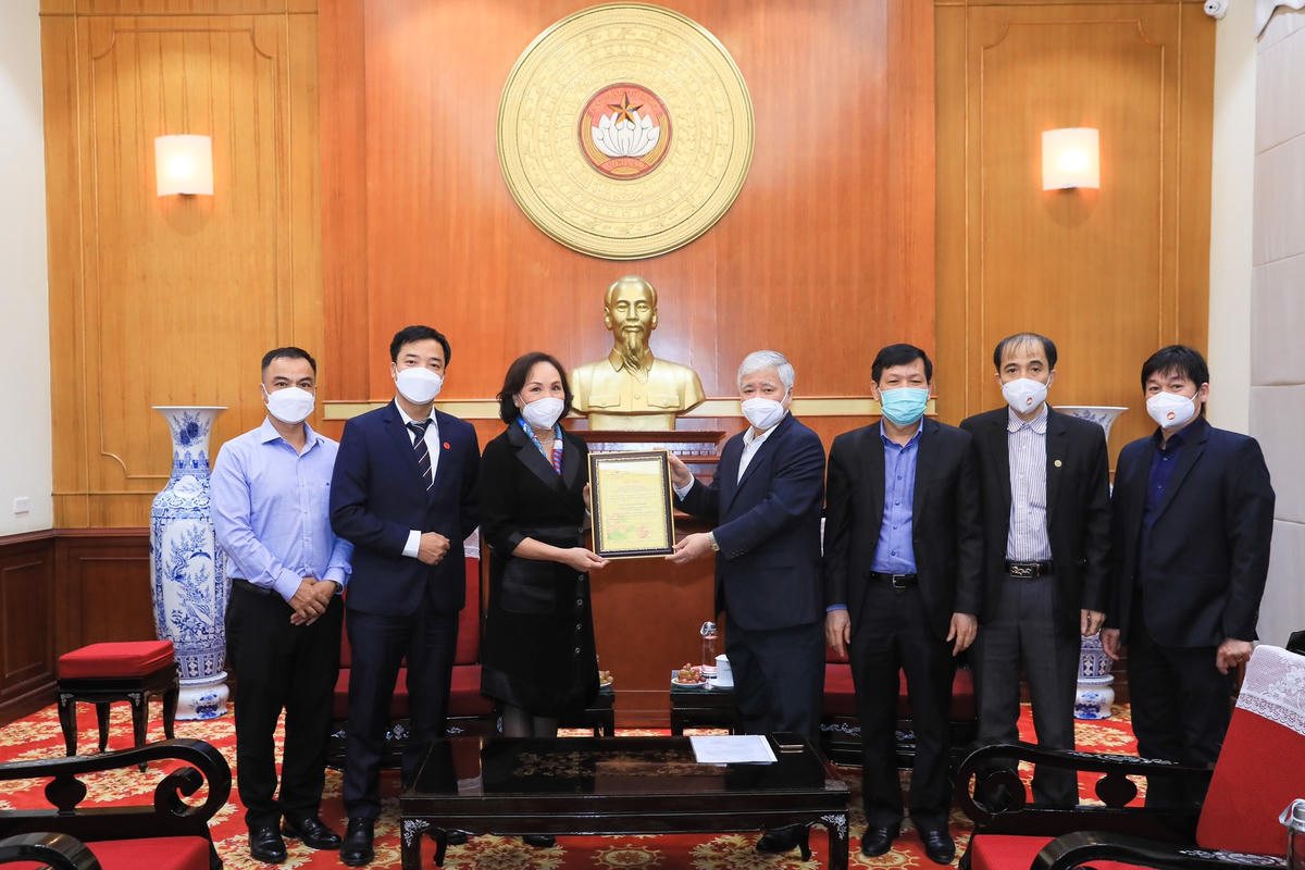 Bí thư Trung ương Đảng, Chủ tịch UBTƯ MTTQ Việt Nam Đỗ Văn Chiến trao thư cảm ơn Tập đoàn BJC.