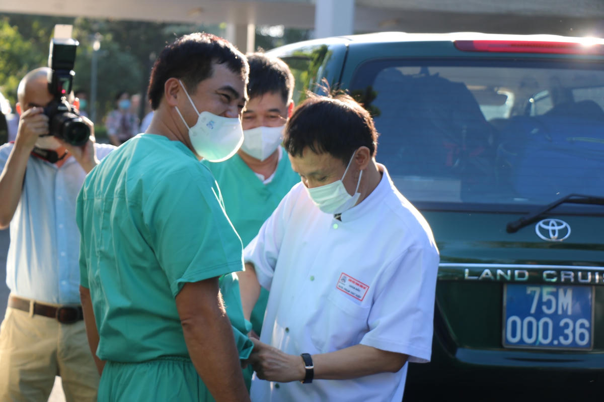 GS.TS Phạm Như Hiệp, Giám đốc Bệnh viện Trung ương Huế động viên, dặn dò các y, bác sĩ trước khi lên đường làm nhiệm vụ.