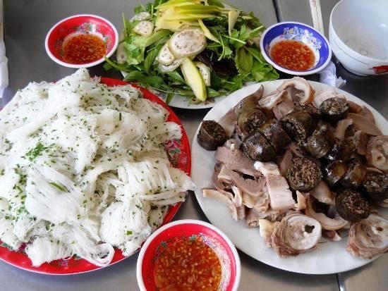 Bánh hỏi ăn kèm với lòng là rất đúng vị.