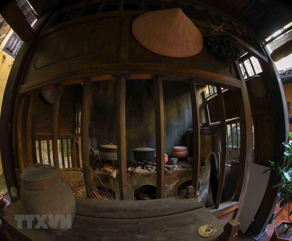 Không gian khu bếp trong ngôi nhà cổ 87 Mã Mây. (Nguồn: TTXVN).