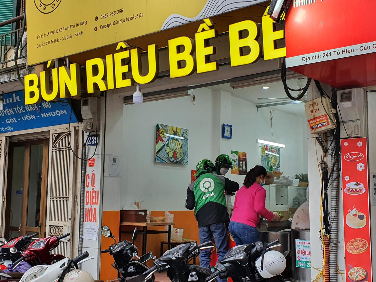 Ngoài bán trực tiếp, lượng khách đặt hàng qua các ứng dụng công nghệ cũng tăng vọt sau Tết. Nhiều nơi cũng "cháy hàng" trước cả giờ cao điểm ăn trưa. 
