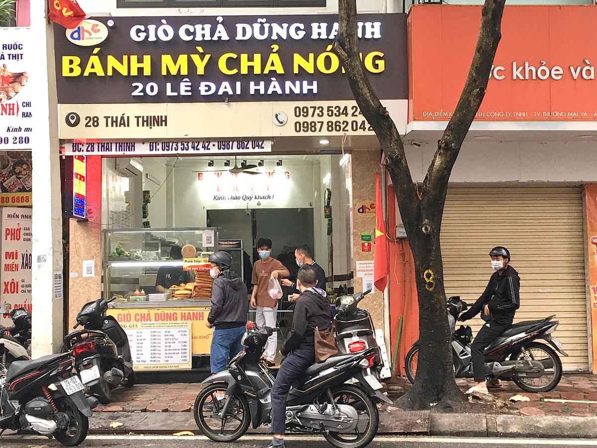 Nhiều chủ kinh doanh cho biết, do quy định mới được thông báo chiều tối ngày 13/10 nên chưa kịp chuẩn bị cơ sở vật chất để có thể bán hàng tại chỗ trong sáng 14/10.