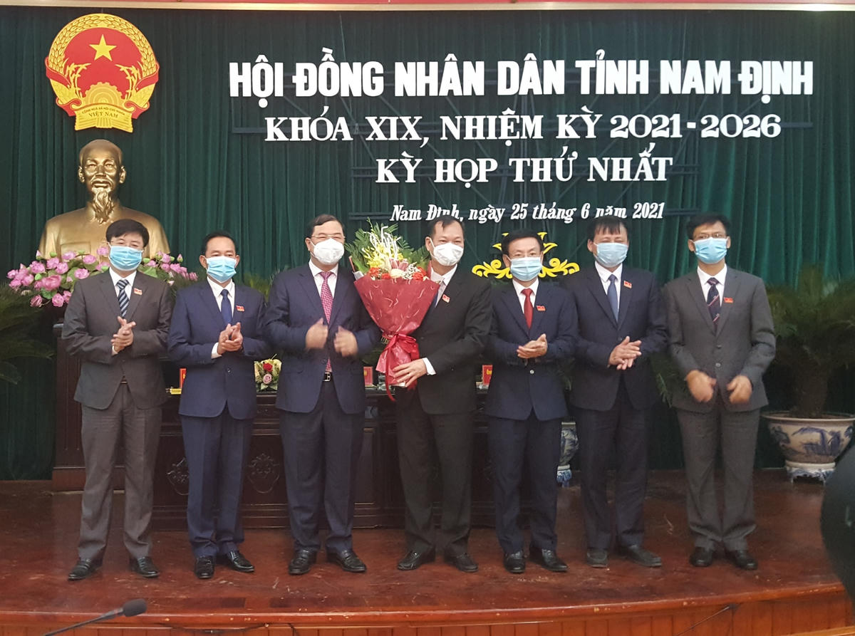 Bí thư Tỉnh ủy Phạm Gia Túc (thứ 3 từ trái qua), Chủ tịch UBND tỉnh Phạm Đình Nghị (thứ 3 từ phải qua) chúc mừng lãnh đạo HĐND tỉnh, các ban của HĐND tỉnh Nam Định vừa được bầu.