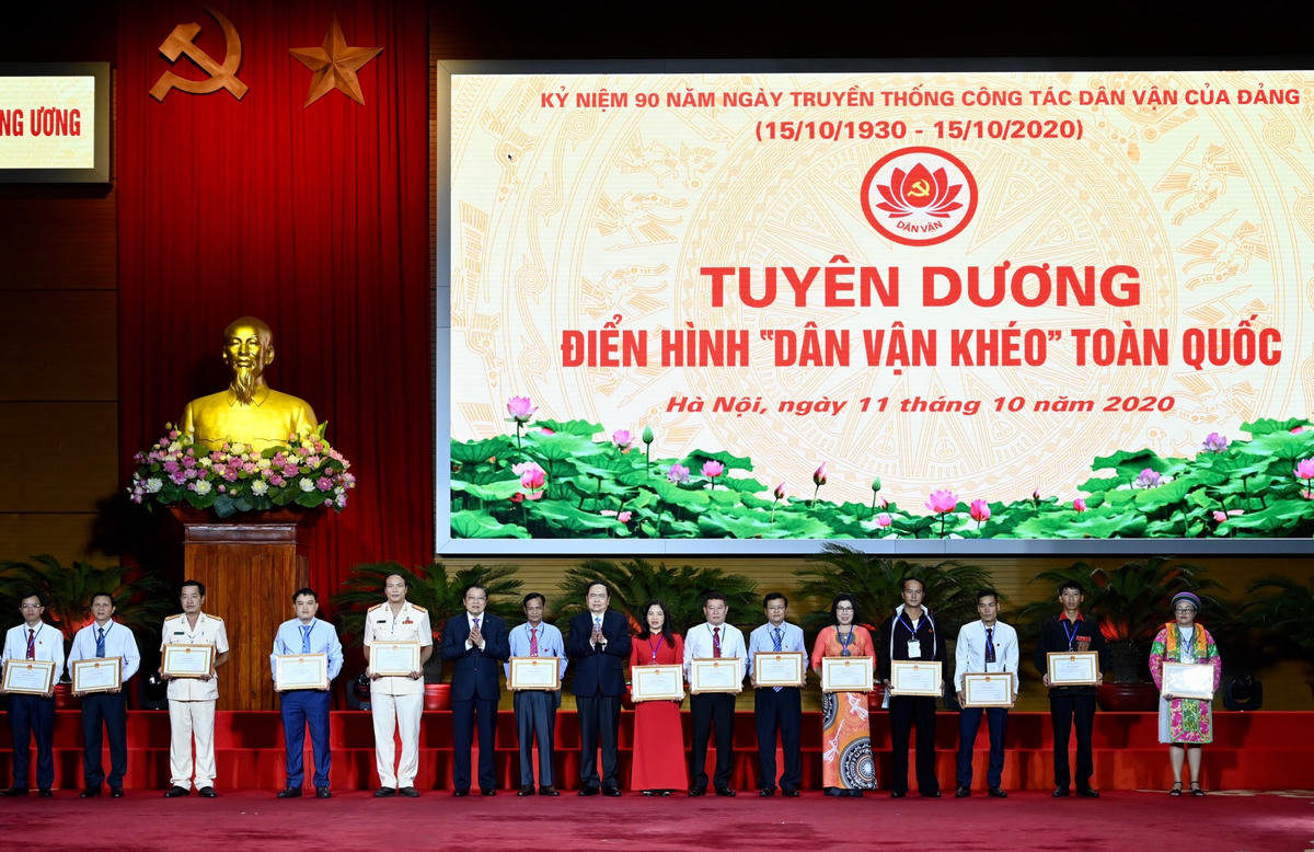 Chủ tịch UBTƯ MTTQ Việt Nam Trần Thanh Mẫn tặng Bằng khen cho các điển hình tiêu biểu.