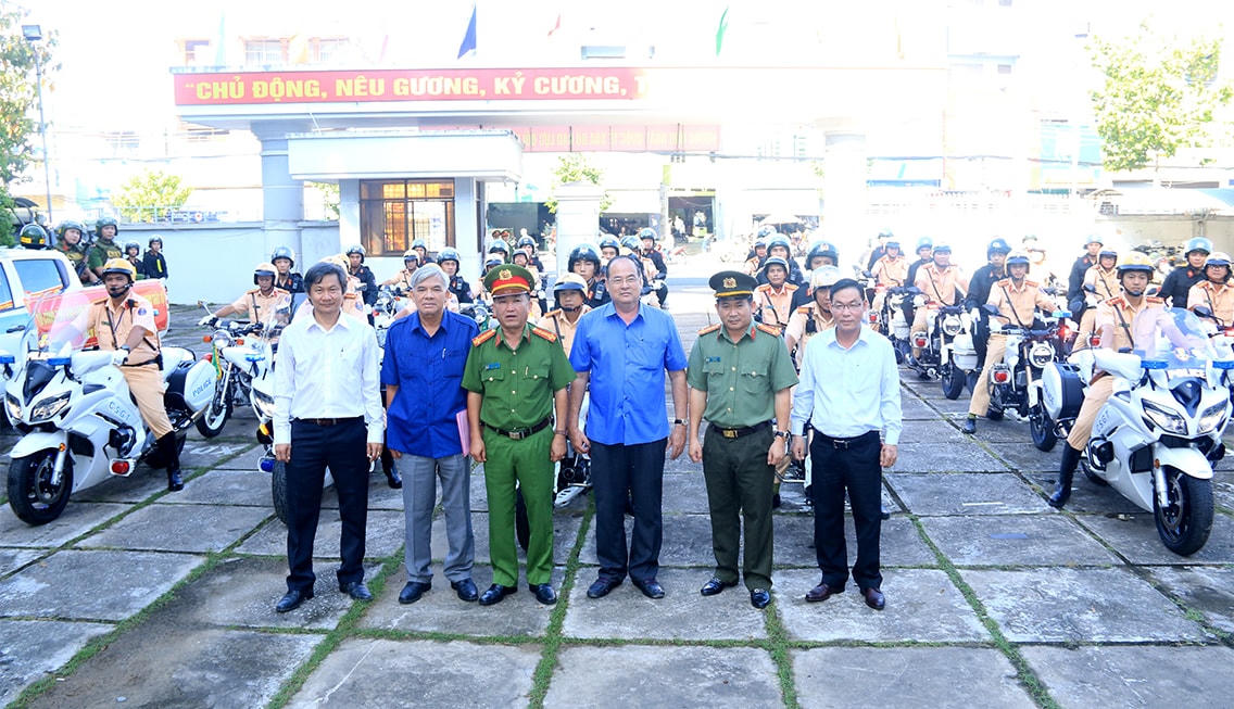 Công an An Giang ra mắt 12 tổ công tác đảm bảo trật tự ATGT.