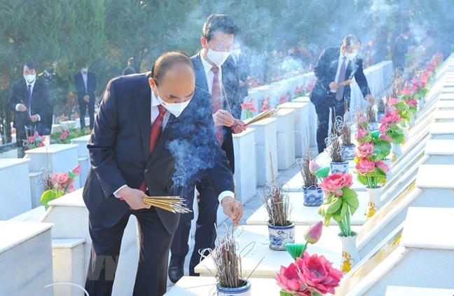 Chủ tịch nước Nguyễn Xuân Phúc thắp hương tưởng nhớ các Anh hùng liệt sĩ. Ảnh: Minh Đức/TTXVN.