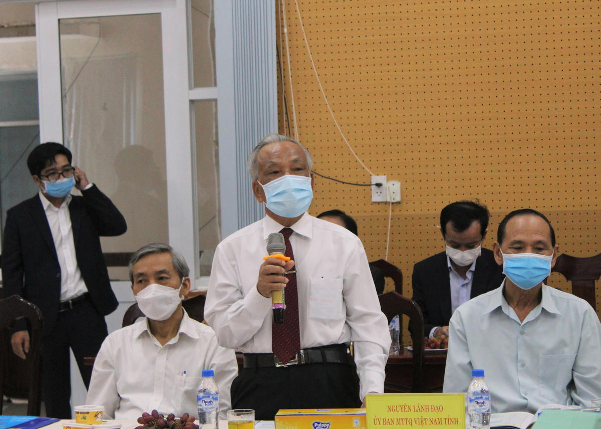 Các đại biểu phát biểu ý kiến tại buổi gặp mặt. 