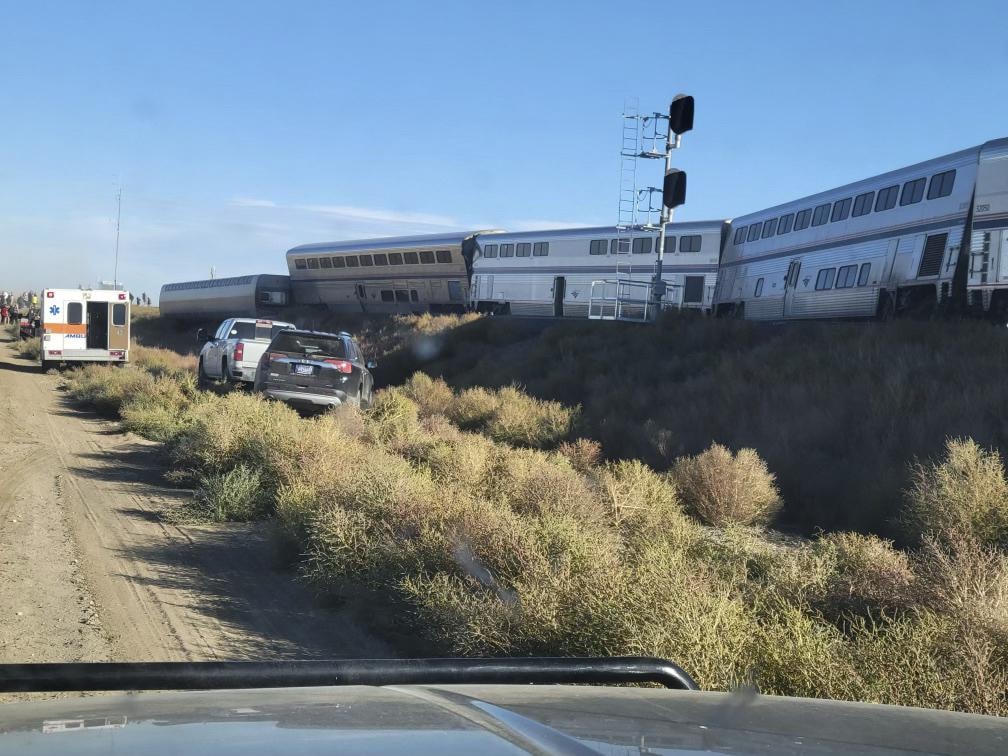Xe cứu thương có mặt tại hiện trường tàu hỏa Amtrak trật bánh. Ảnh Reuters.