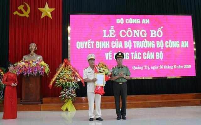 Lãnh đạo Bộ Công an trao quyết định điều động và bổ nhiệm Giám đốc Công an tỉnh Quảng Trị.  