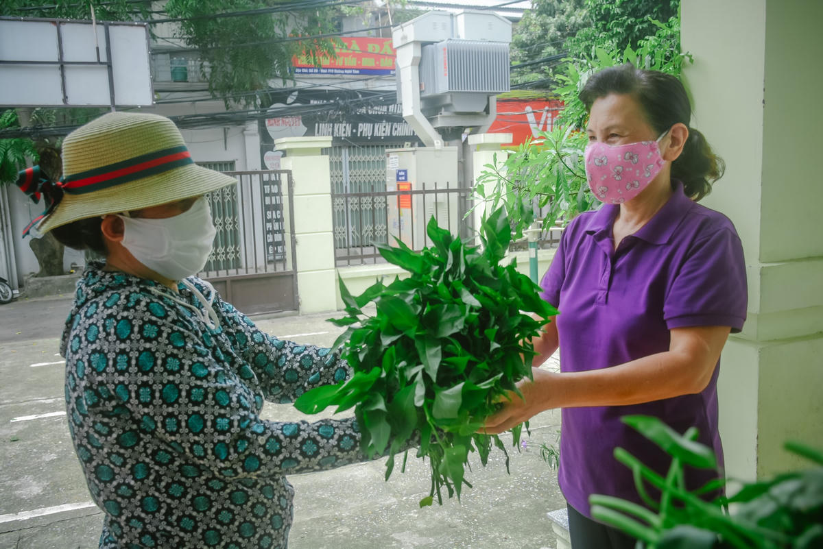 Nhóm đưa rau đến nhà sinh hoạt khu dân cư số 5, phường Yên Phụ. Tại đây sẽ có các cô, các bác gửi rau đến những hộ gia đình có hoàn cảnh khó khăn. 