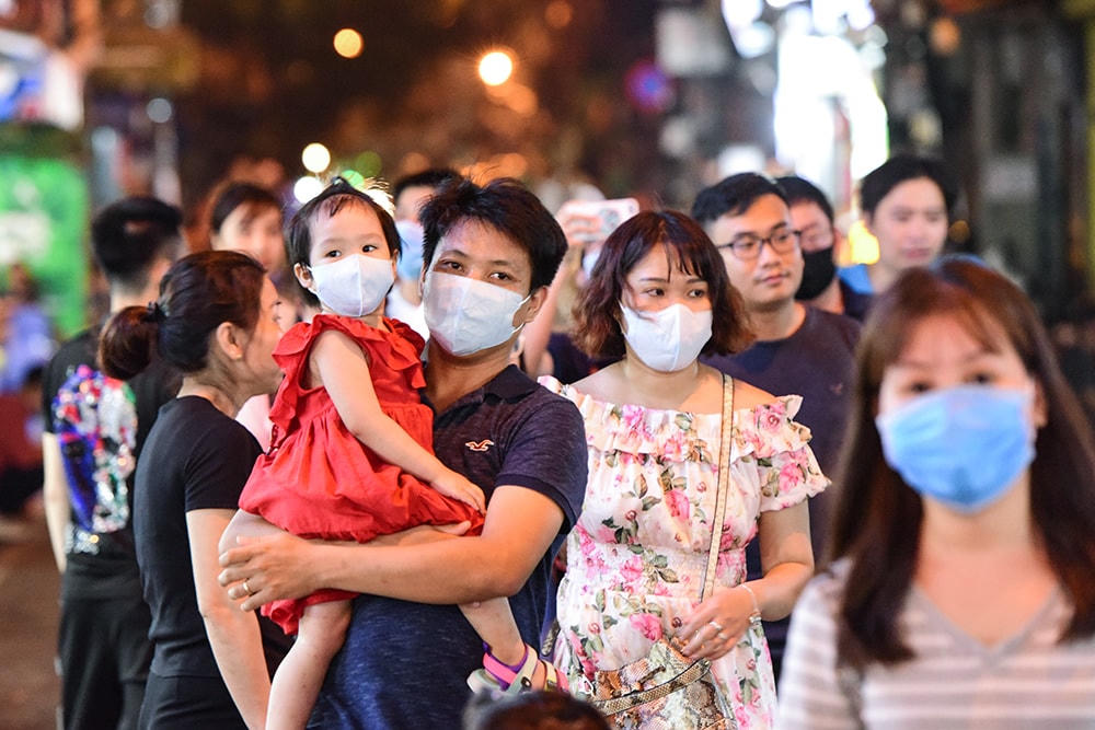 Vì là ngày cuối tuần nên vẫn có nhiều người giữ nếp đến vui chơi nơi con phố sầm uất về đêm này.