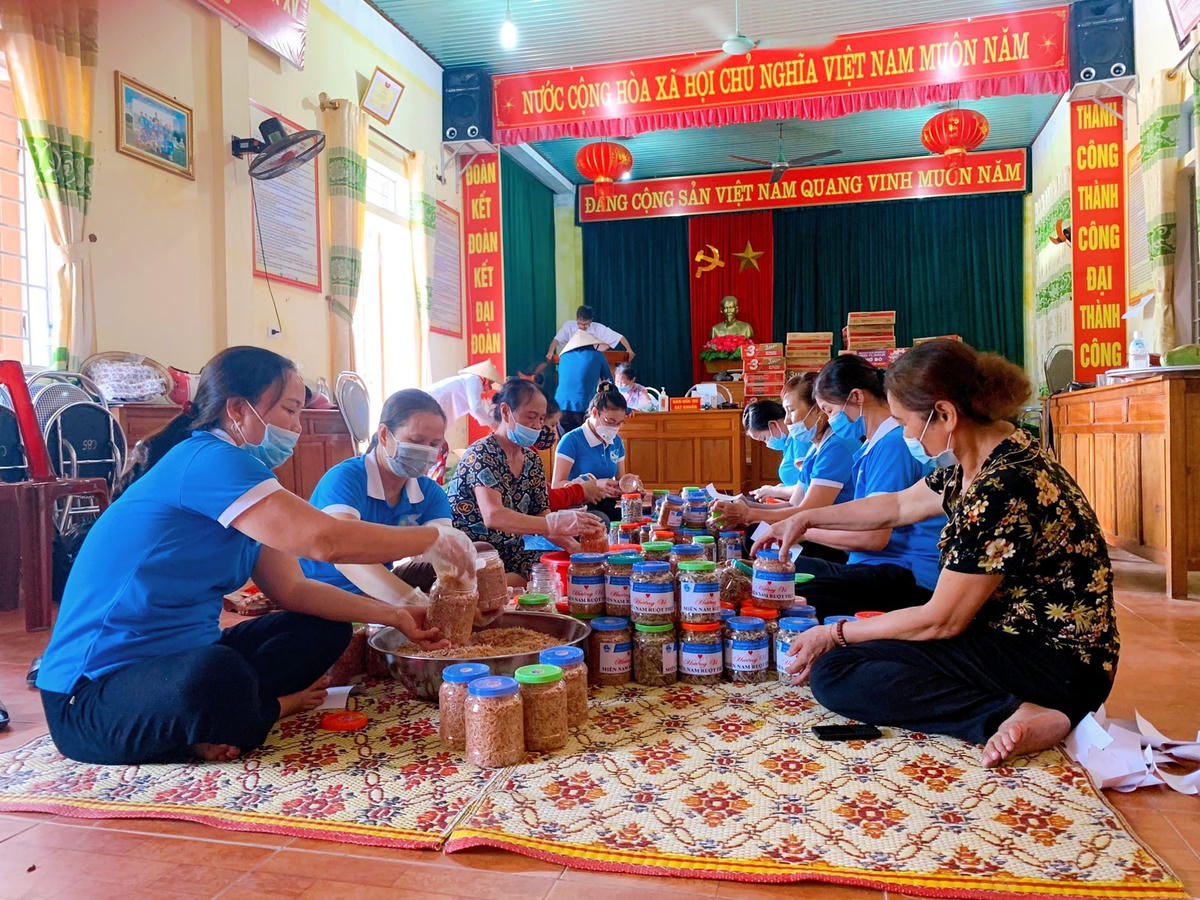 Chị em phụ nữ chế biến các món ăn dân giã, bảo quản được lâu hơn.
