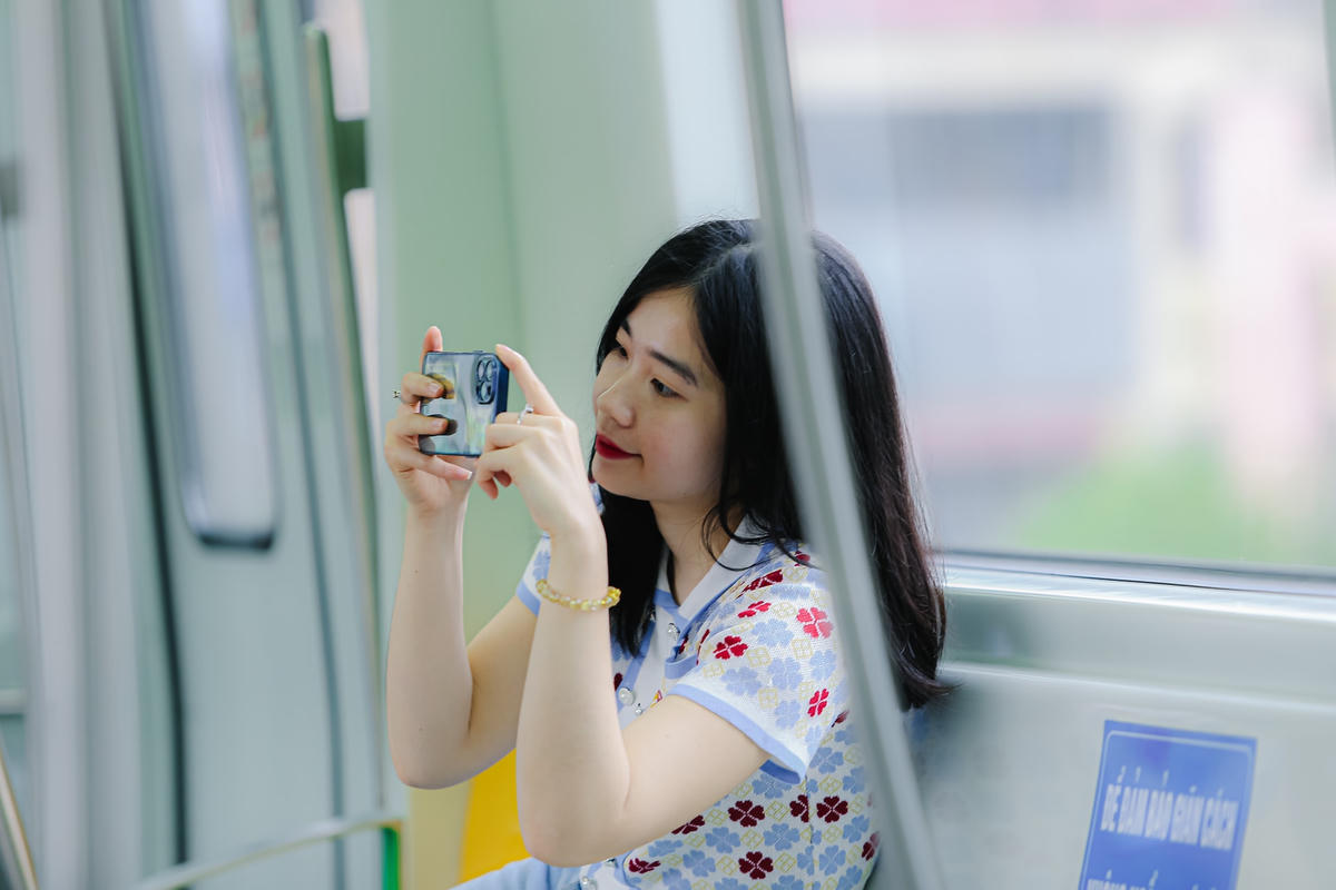 Dù dịch bệnh Covid-19 đang có xu hướng tăng, nhưng nhiều bạn trẻ vẫn cố tình không đeo khẩu trang để chụp ảnh. Phải đợi đến khi nhân viên trên tàu nhắc nhở một số hành khách mới tuân theo.